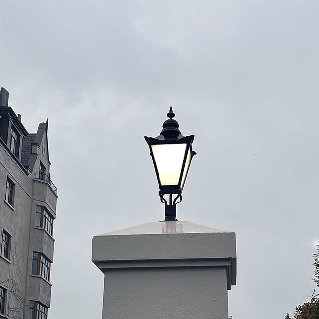 Victorian pier light for flat pier caps