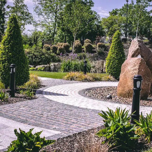 Decorative bollard light in cast iron