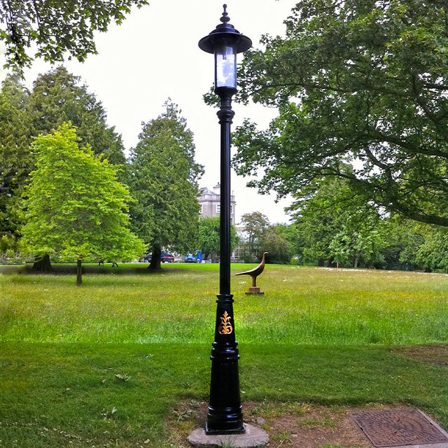 Georgian style lamp post in cast iron and steel