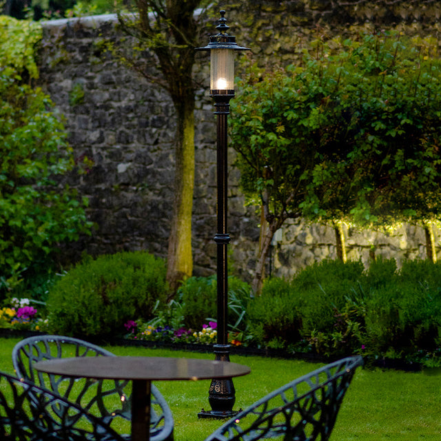 Georgian style lamp post in cast iron and steel